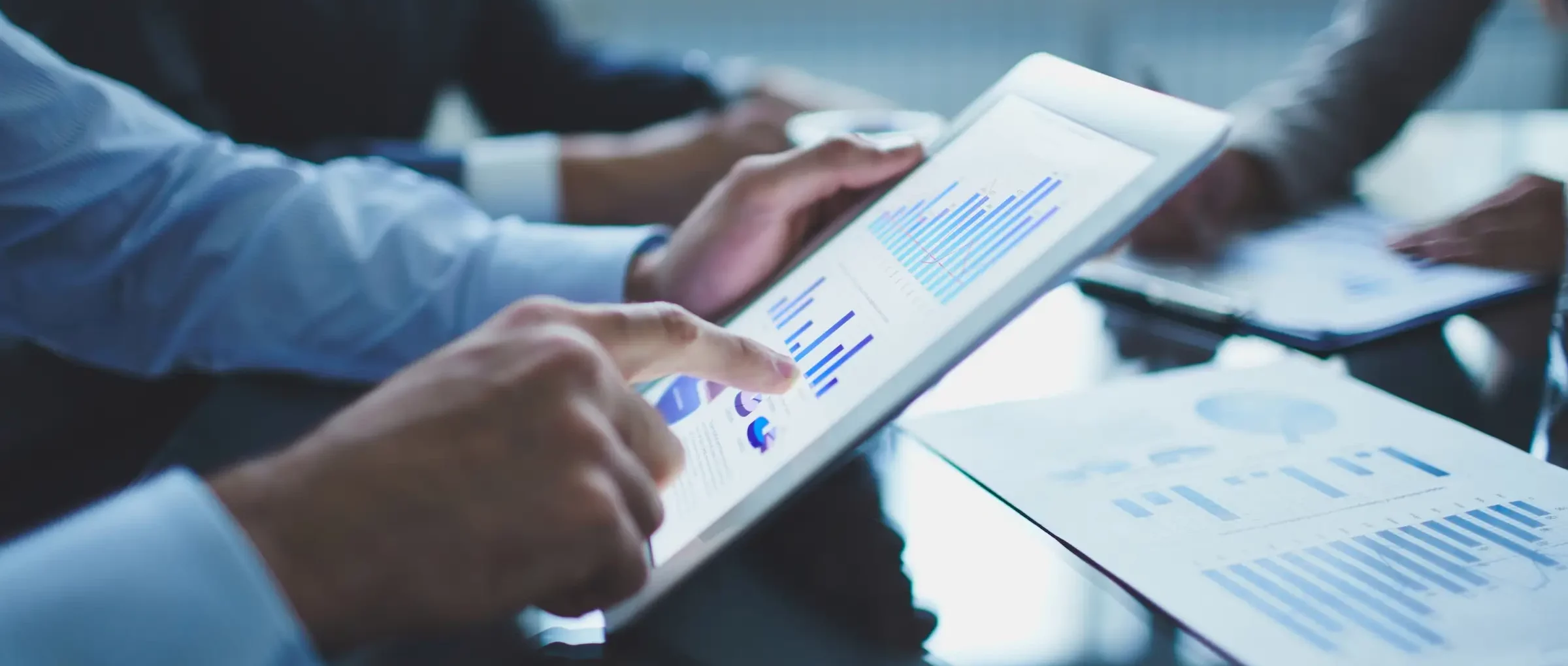 compliance officer avec tablette numerique