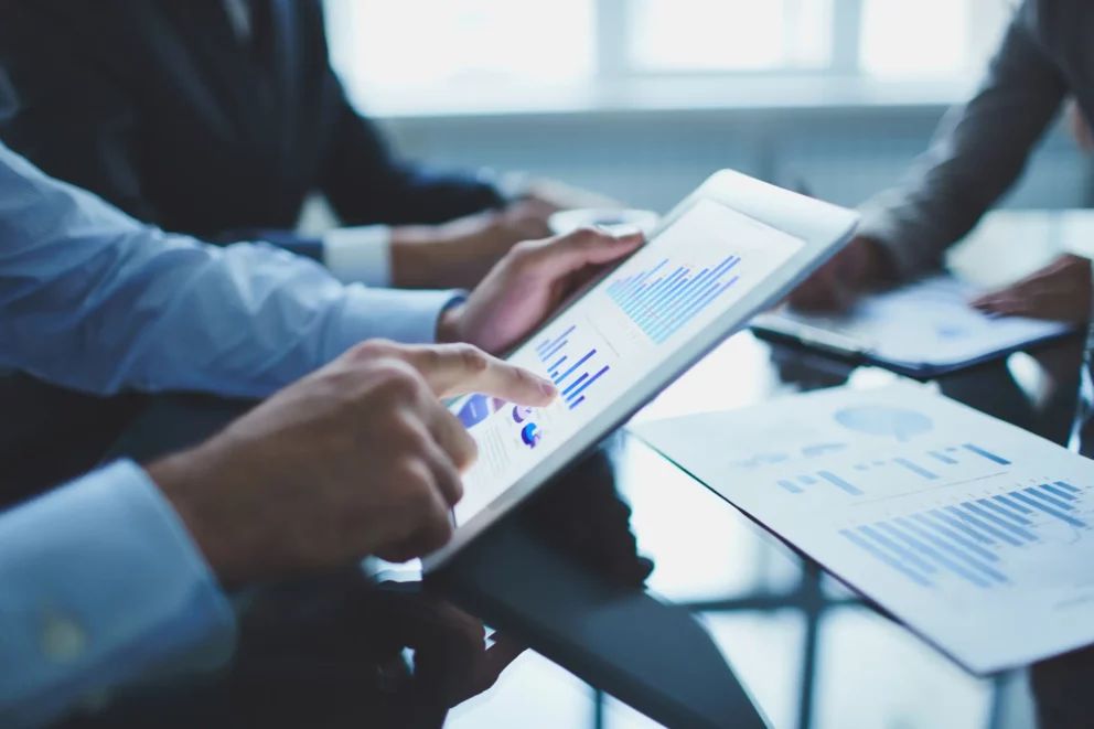 compliance officer avec tablette numerique